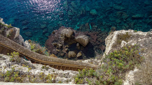 科西嘉岛是地中海中一个美丽的法国岛屿
