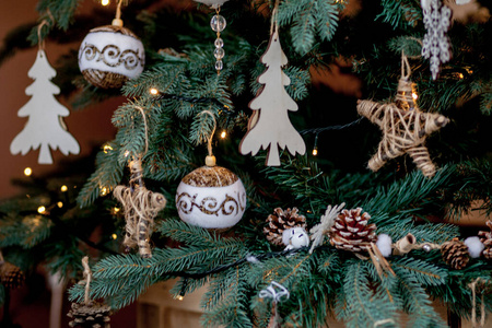 装饰圣诞树模糊，闪闪发光和仙女的背景