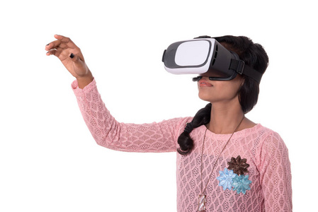 通过虚拟现实设备寻找美丽的女孩。戴着虚拟现实眼镜耳机的小女孩。