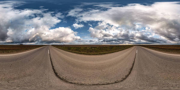 全无缝球形hdri全景图，在秋日田野间的柏油路上360度全方位视角，美丽的云朵呈等矩形投影，可用于VR AR虚拟现实内容