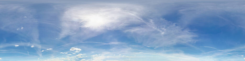 蓝天上有美丽的积云。无缝hdri全景360度角视图，可用于3d图形或游戏开发，如天空穹顶或编辑无人机拍摄