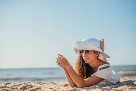太阳镜 夏天 帽子 黑发 沿海 美女 海滩 说谎 海洋 美丽的