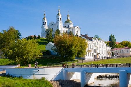 圣职升天大教堂在山上和圣灵修道院在夏天。白俄罗斯维捷布斯克