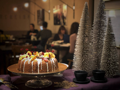 新年装饰的咖啡店里的诺尔蛋糕图片