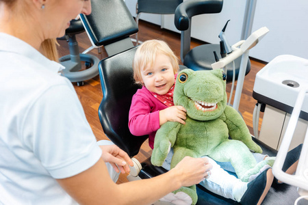 小女孩看牙医玩得很开心图片