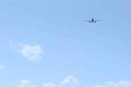 客机飞向蓝天。后视图