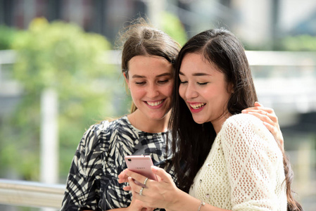 女孩 夏天 女人 幸福 白种人 街道 朋友 乐趣 智能手机