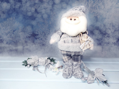 圣诞圣诞老人玩具与冷杉树枝装饰和雪
