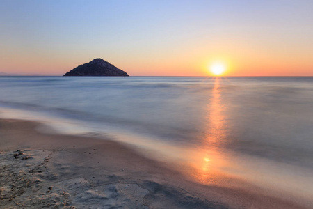 日出时的天堂海滩。希腊