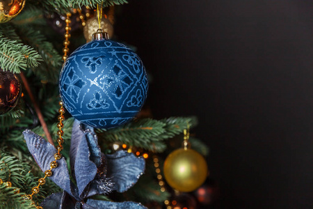2020年新年。圣诞快乐节日快乐。经典圣诞装饰新年树，装饰有玩具和球，颜色为2020年流行色经典蓝色背景