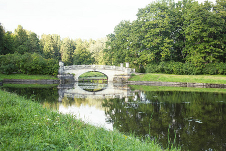 绿色公园河畔古旧桥，景观历史悠久