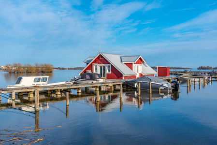 瑞典瓦斯特拉斯马拉伦湖的一个渔棚