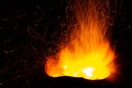 燃烧的木炭发出火花。