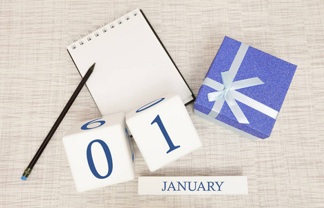 日历上有流行的蓝色文字和1月1日的数字，还有一个盒子里的礼物。