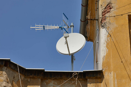 屋顶抛物线卫星接收机图片