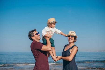 一个幸福的家庭和一个小儿子在海边旅行