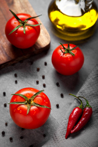 三个新鲜的红色成熟的番茄，滴在一起作为烹饪原料