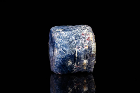 黑色背景的大型矿物宝石蓝宝石图片