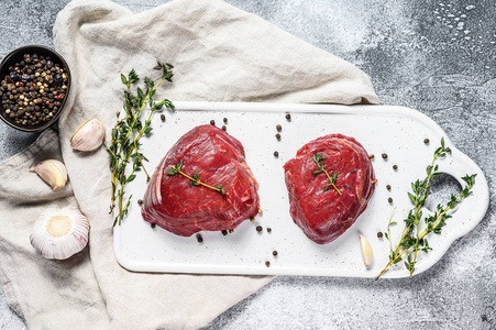 白菜板上的生菲力牛排。牛里脊肉。灰色背景。俯视图