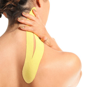 运动型女性，颈部贴着物理胶带，背景为白色，特写