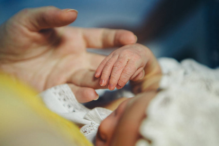 婴儿的手，手指靠近。新生儿手臂，童年按摩概念，保健，试管婴儿，卫生