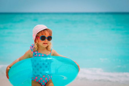 热带海滩上快乐可爱的小女孩