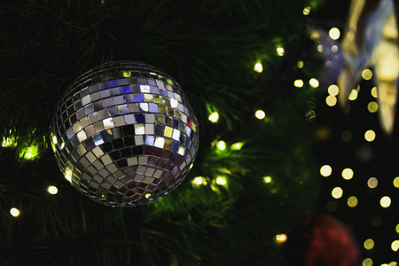 圣诞树上有装饰灯和镜球