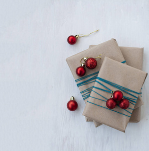 用三张鲜艳的红纸包着圣诞礼物图片