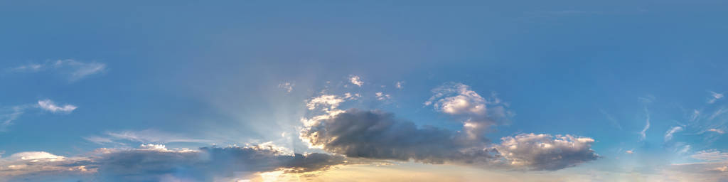 日落前的深蓝色天空和美丽的可怕的云。无缝hdri全景360度角视图，可用于3d图形或游戏开发，如天空穹顶或编辑无人机拍摄