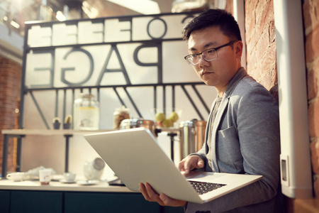 咖啡馆 职业 计算机 商人 中国人 男人 笔记本电脑 企业家
