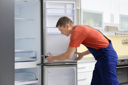 修复 冰箱 修理工 军人 钳子 检查 技术 男人 厨房 寒冷的
