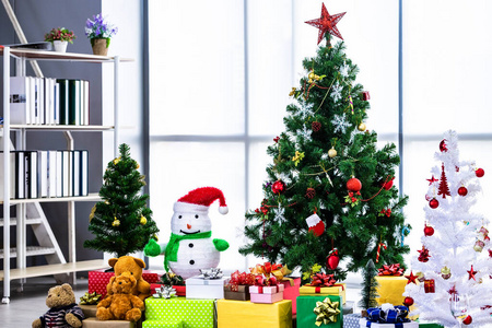  Christmas tree with red gifts in the white room background Deco