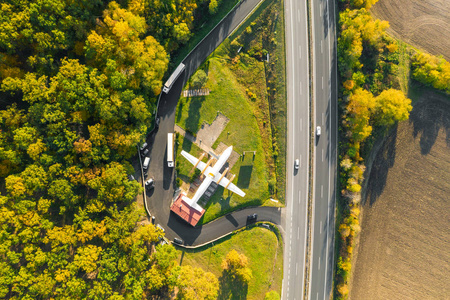 飞机在森林附近的田野里。高速公路附近的飞机餐厅被落叶树包围。Mlada Boleslav，2019年12月1日