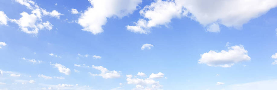 蓝天白云背景的全景图。早晨天气晴朗，天气晴朗。