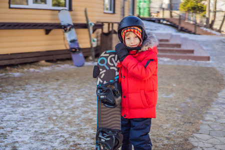 可爱的小男孩准备好滑雪了。冬季儿童活动。儿童冬季运动。生活方式