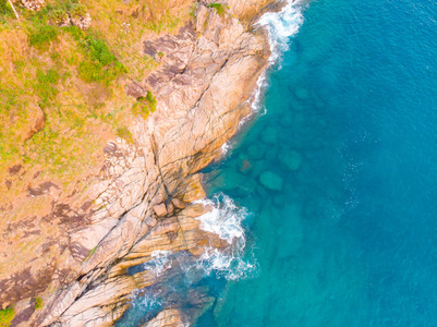 鸟瞰绿树海岛海滩