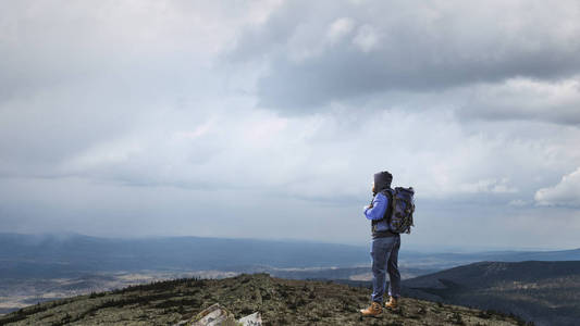 山里的徒步旅行者。混合介质