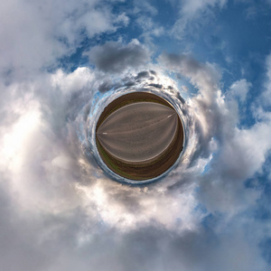 小行星360度球面全景变换。现场的球形抽象鸟瞰图，有令人敬畏的美丽的云。空间曲率。