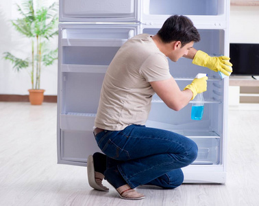 卫生理念中的人清洁冰箱