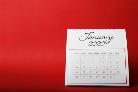 红色背景的纸质日历。规划概念