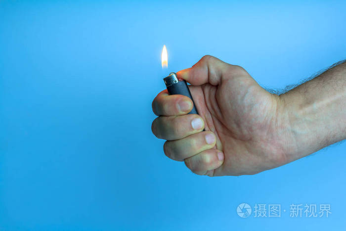 手持点燃的气体打火机,用于产生火焰的便携式设备.