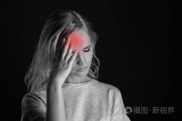 一个脸上有疼痛的压力的女人感到头痛
