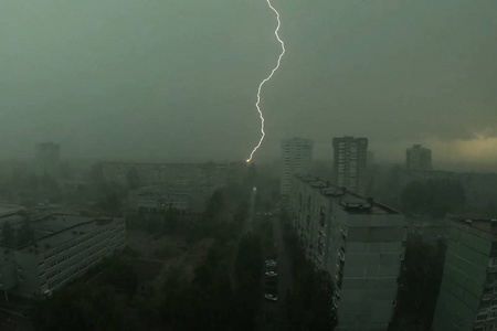 天空中雷雨时的闪电。自然现象