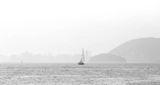 大雾天在桑托斯湾航行的帆船图片