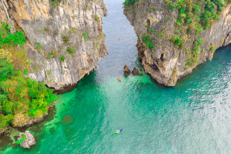 皮划艇运动员在海中岩石之间的海峡里。从a视图