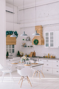复古风格明亮的现代厨房内部，装饰有圣诞装饰