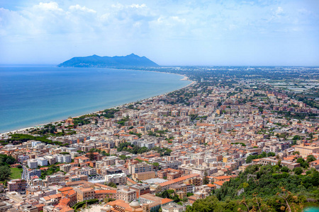 晴天城市地形鸟瞰图。意大利泰拉契纳。