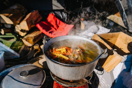 在火炉上煮汤，在户外用煤气喷射器烹饪食物