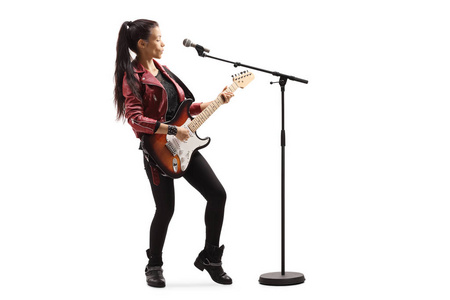 吉他手拿话筒唱歌的女音乐家图片