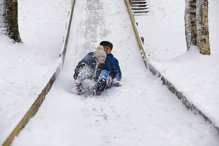 冬天公园里的孩子们。孩子们在操场上玩雪